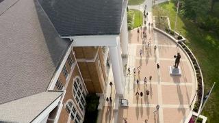 学生们在克劳斯大厅附近行走的鸟瞰图